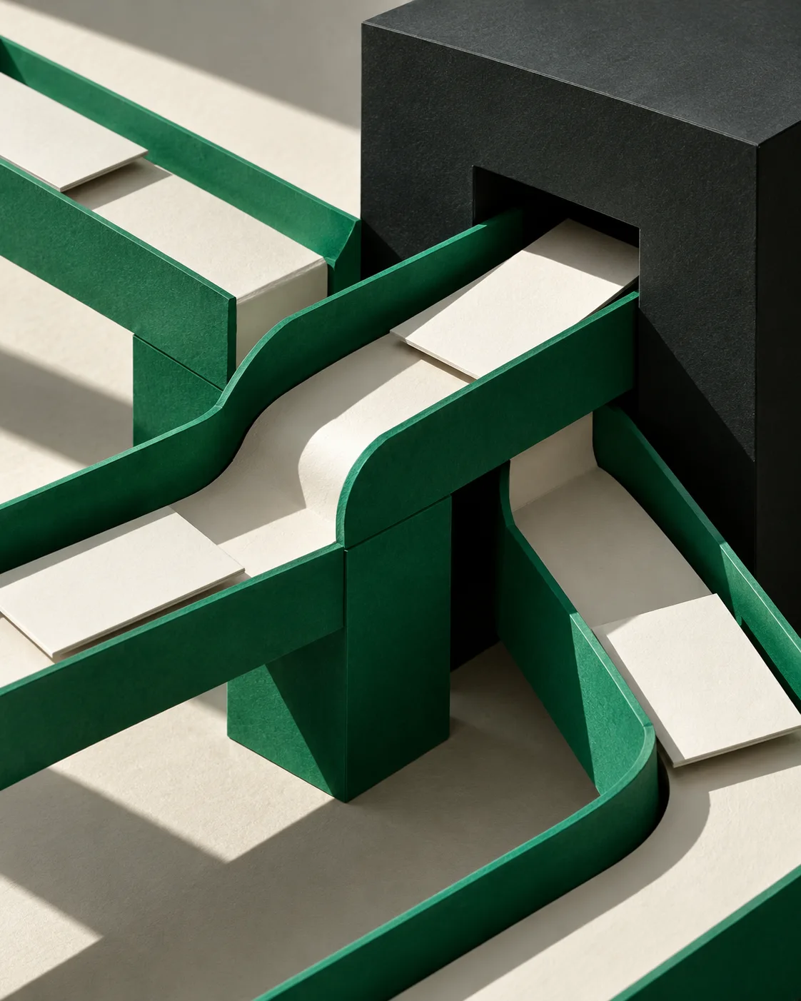 Una estructura de papel conduce fichas hacia una apertura